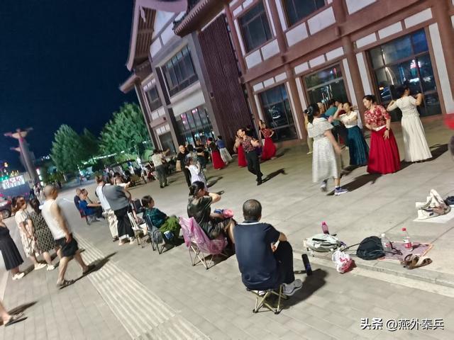华清宫外的夜色，是文旅的尴尬，居民的闲娱，游客的懵逼