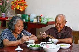 过了80岁能活多久，看饭量就知道？吃得越多，越长寿？专家告诉你图片