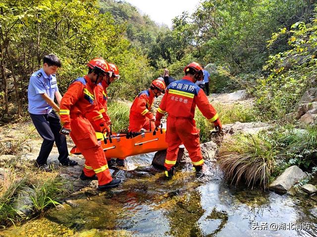 湖北孝感：驴友登山骨折被困无人谷 消防携警医合力抬运脱险
