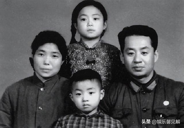 面相变了！逃到国外半年多，58岁金星近照曝光，早年风光已然不再