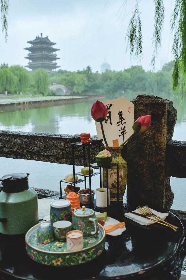 在济南大明湖畔的百年戏楼里品茗听戏，是种什么体验？