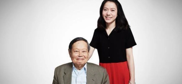 没想到	，杨振宁去世后，49岁妻子翁帆，竟因一个动作实现口碑暴涨