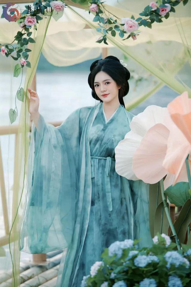 联动抖音官方ip“来江西晒个秋”带你玩转鹰潭，跟随旅游主播，打卡秋日同款场景！