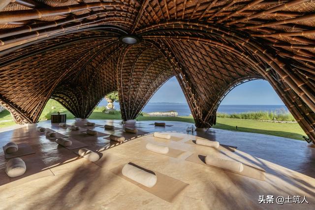 巴厘岛度假村——来自被海洋生物启示的大型竹屋顶