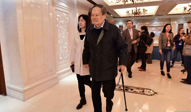 没想到，杨振宁去世后	，49岁妻子翁帆，竟因一个动作实现口碑暴涨