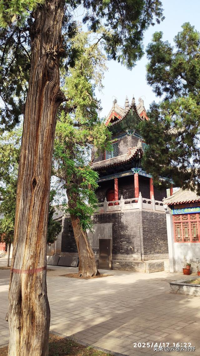 孔林关林松，揖向轩辕柏