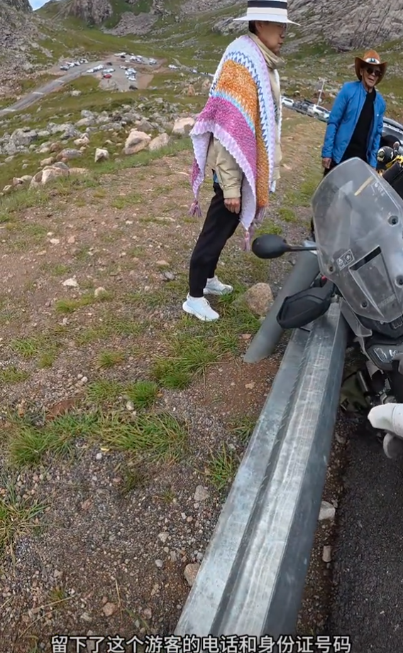 大妈旅行弄坏别人摩托车，不愿赔钱，车主太倒霉