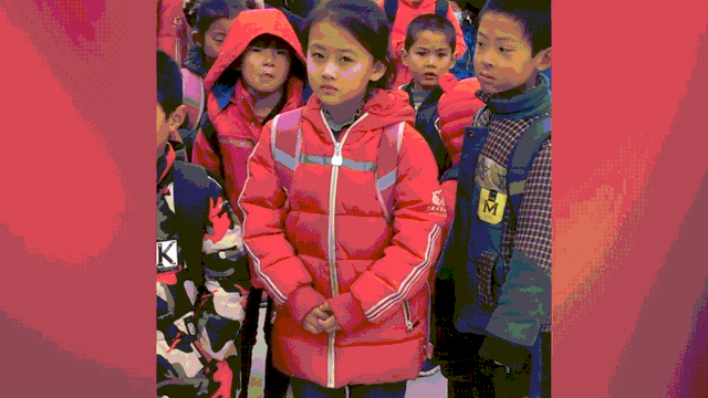 没钱还硬装？宁夏一笑成名拒绝百万签约的小女孩	，现在成了这样