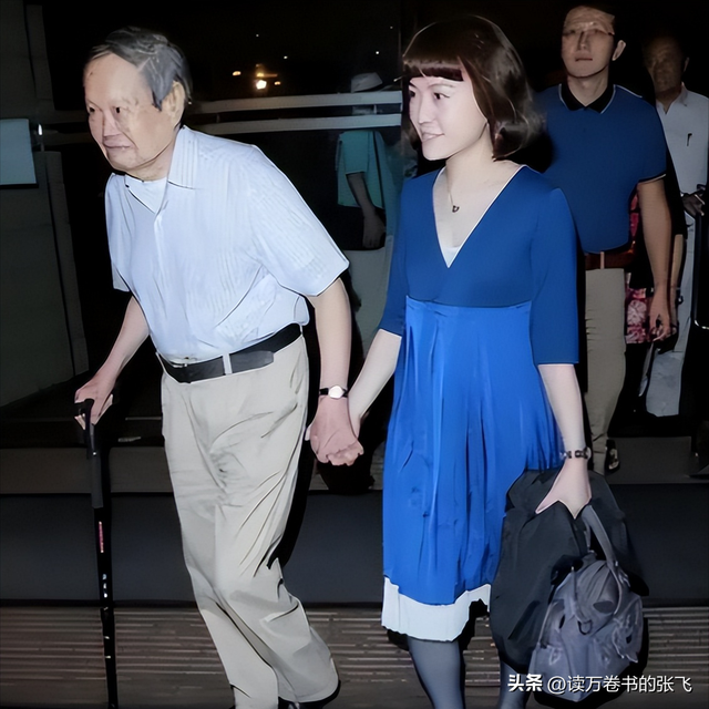 杨振宁走后1个月, 翁帆搬离别墅, 带走34箱东西, 那是她全部的财产