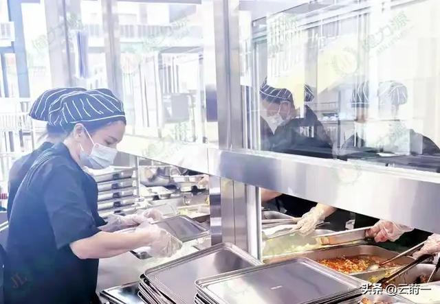 北京下了死命令：2027年底前	，所有中小学必须告别“校外配餐	”