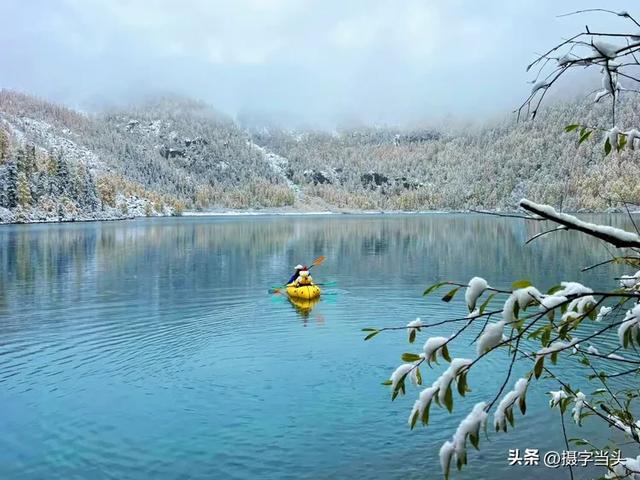 甲依拉措 ：一场白雪与彩林的盛宴