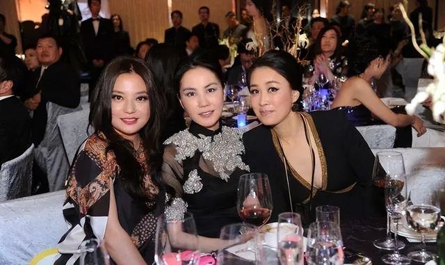 拔出萝卜带出泥！49岁赵薇近况被曝，原来圈内封杀只是冰山一角