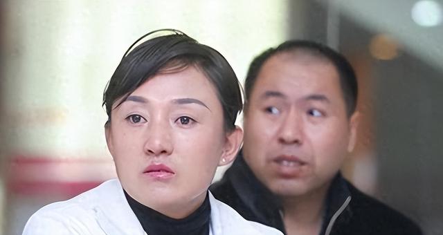 她是9枚金牌的冠军，被教练下药终身不育，退役后当搓澡工嫁和尚