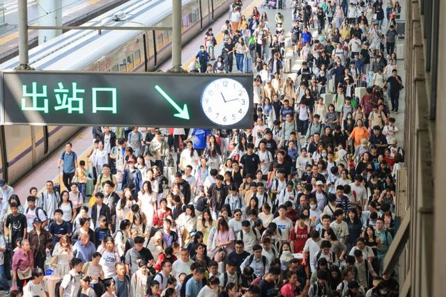 奔腾的中国：2025国庆中秋长假出行消费报告
