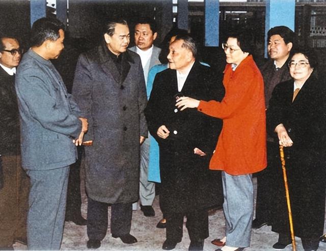 他是华国锋的接班人一心为国操劳，晚年回到家乡当农民