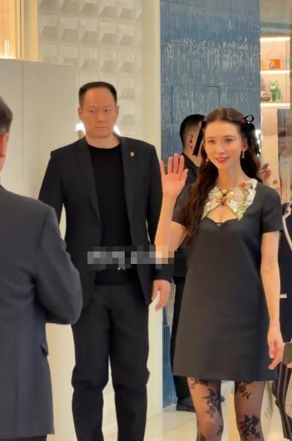 51岁林志玲突然现身上海，四肢干瘦脸圆又肿	，穿印花黑丝努力扮嫩