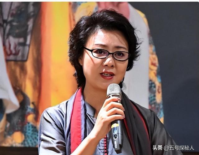 至今未婚未育，身边却有男人陪了近27年!59岁的李胜素才是真清醒