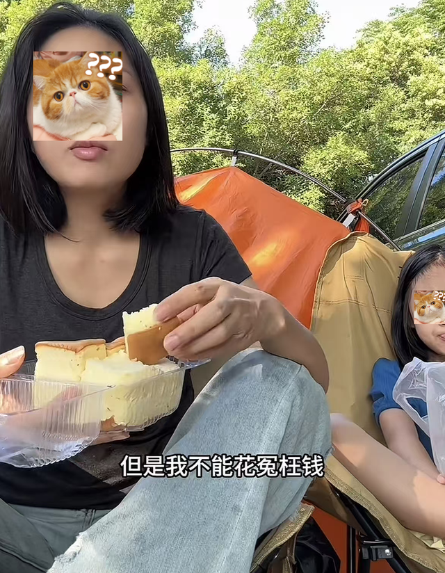 00后不订酒店住帐篷，一个个帐篷传出笑声，民宿老板急哭：太难了