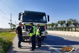 没有电子监控就可以闯红灯？荆州交警严查图片
