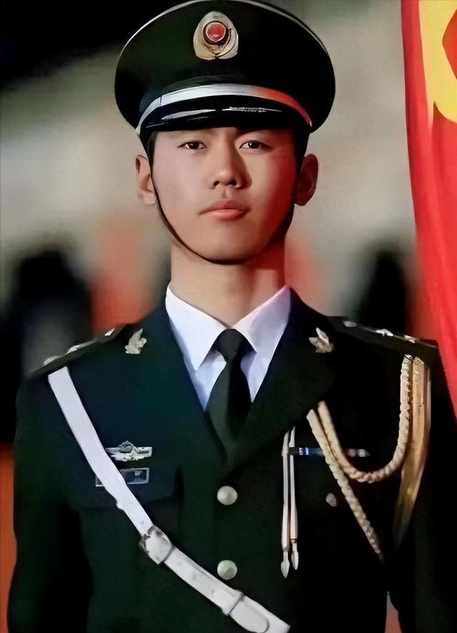 九三阅兵刚结束，最帅升旗手张自轩被骂惨了！如今他后悔了吗？