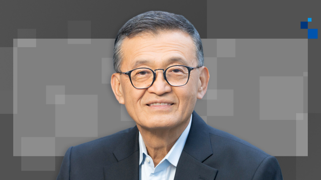 博主：英特尔CEO陈立武站在断层间