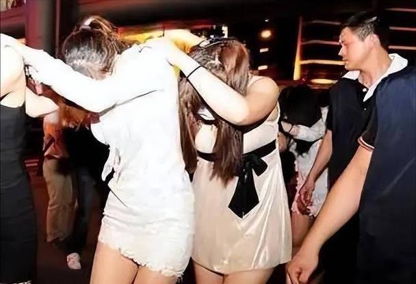 499隔衣服摸胸！私人影院暗藏涉黄：299元起步撕丝袜，还有更过火