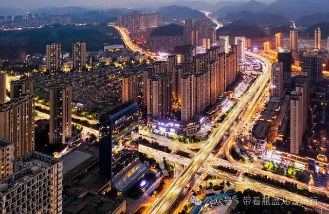 贵州红色旅游胜地，探访遵义会议旧址与红军纪念碑，令人热血沸腾