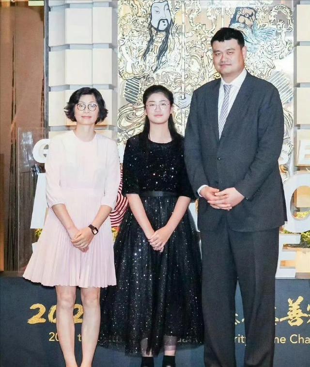 姚明一家游苏州太湖，15岁女儿打扮太老气，岳母出镜瘦又高超170