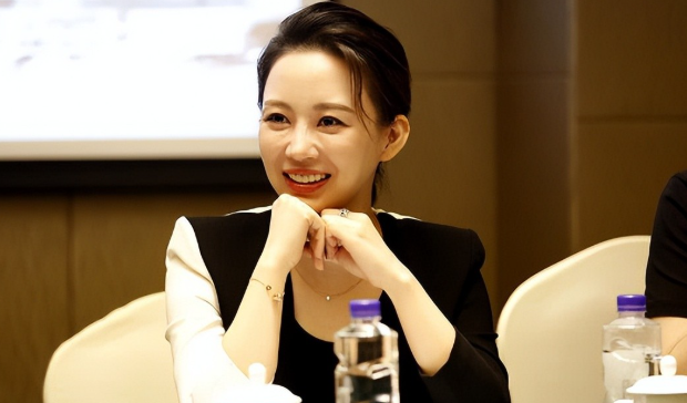 身材傲人却无人敢娶，43岁潘晓婷至今单身	，潘爸爸直言悔不当初