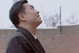 《悬崖》你根本不知，周乙被枪杀时含笑仰望天空的背后，藏着什么图片