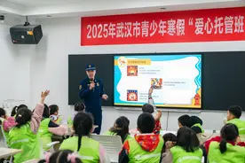 消防员走进寒假“爱心托管班” ，护航学生平安图片