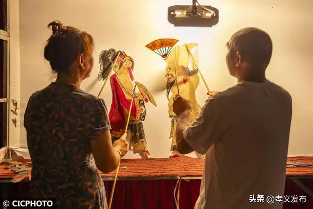 山西孝义：观皮影 享清凉