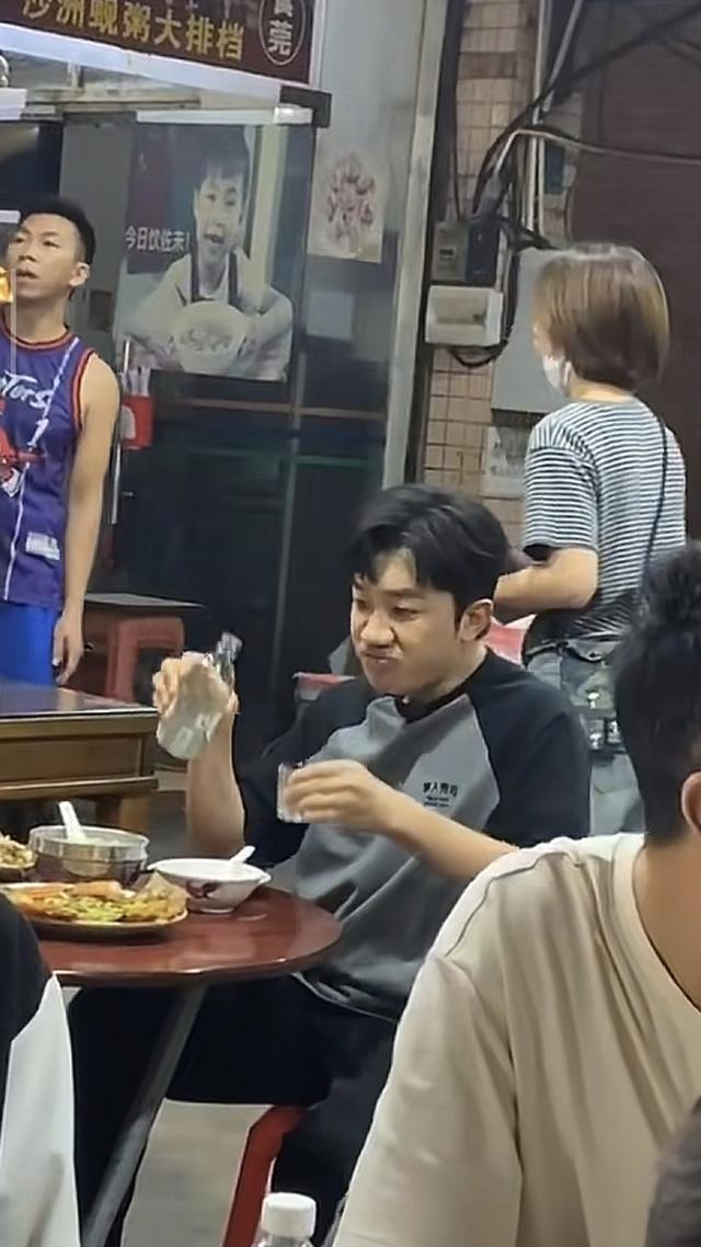 香港街头偶遇王祖蓝，本人非常低调随和，鼻子好大，好像还没睡醒