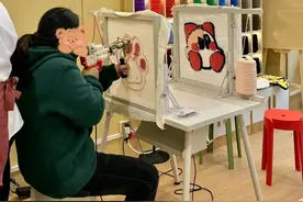 海底捞门店推出打毛线服务图片