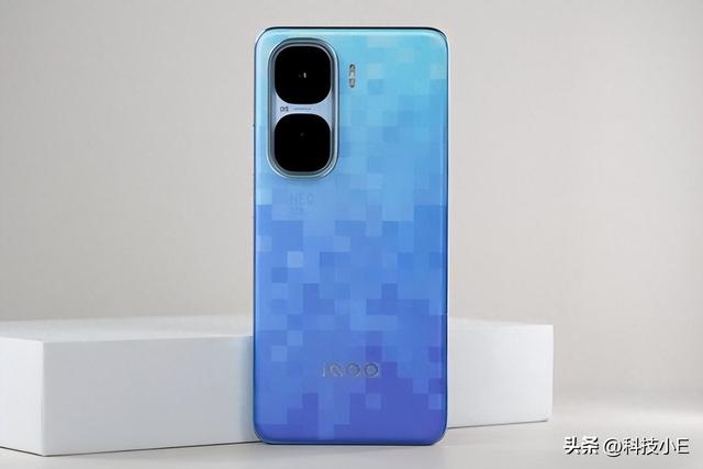 vivo性能旗舰“卷王”，搭载骁龙8至尊版低至2379，2K屏+6800mAh
