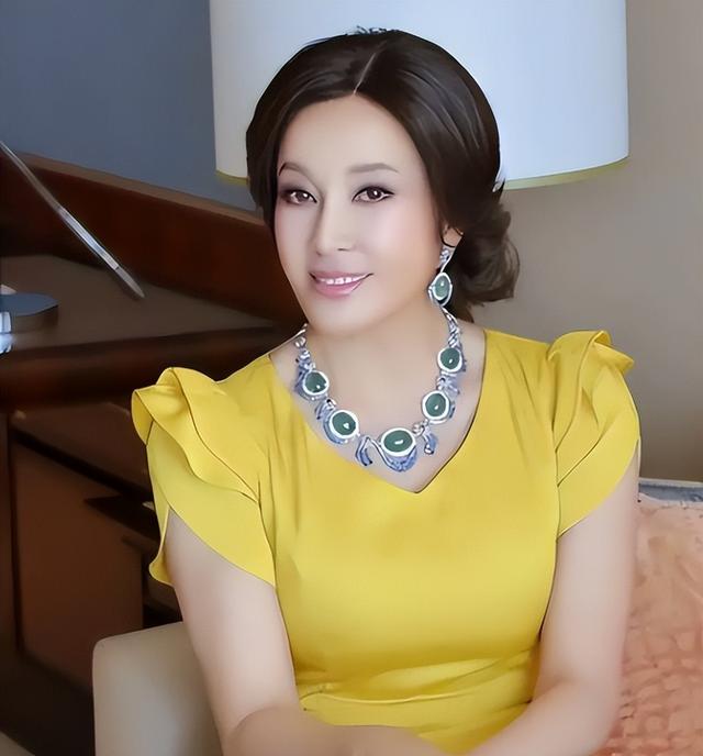 钱再多有什么用？75岁“风流妖精”刘晓庆，已经走上了另一条道路