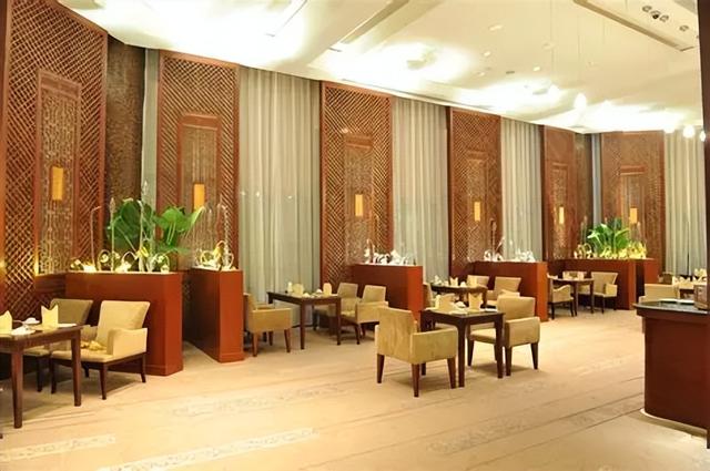 和平饭店领衔老钱风，反效率服务成奢侈，经典设计打败快餐文化！