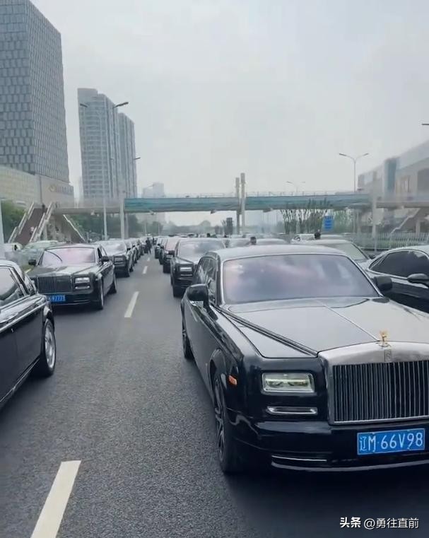 杨少华出殡长子迟迟难下跪,三排劳斯莱斯望不到头,随行的人在笑插图33 杨少华出殡长子迟迟难下跪,三排劳斯莱斯望不到头,随行的人在笑