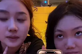 摸鱼三贱客直播一个也不能少，CC穿着华丽像宫里娘娘躺赢图片