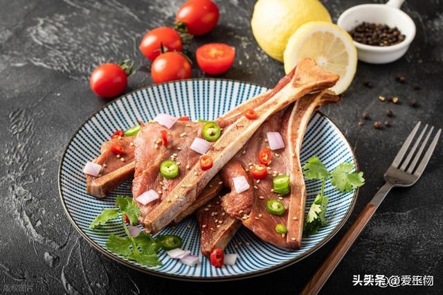 买猪骨头，内行人专挑这2个部位，肉多骨少，价格比瘦肉便宜一半
