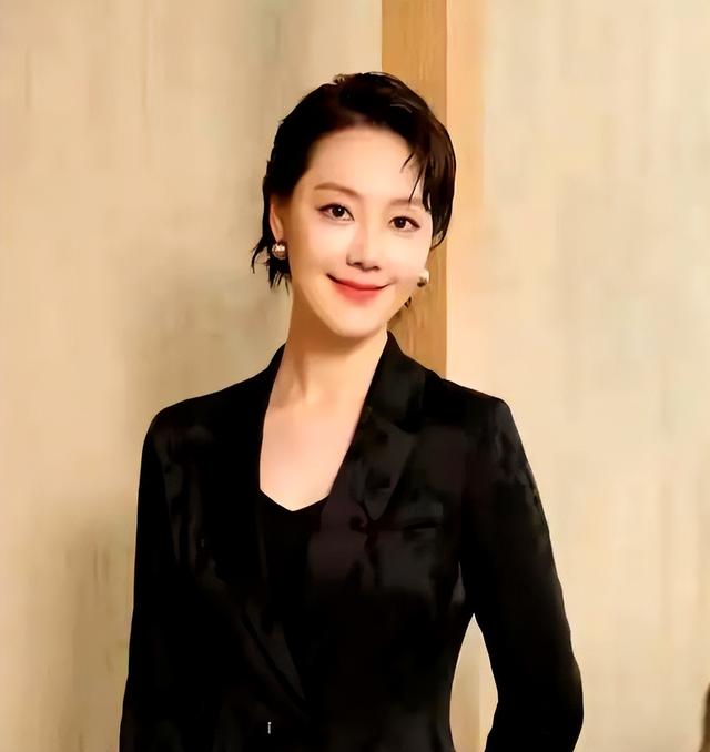 讨好大佬，陪睡上位，遭央视“开除”	，她身上的标签哪个才是真的