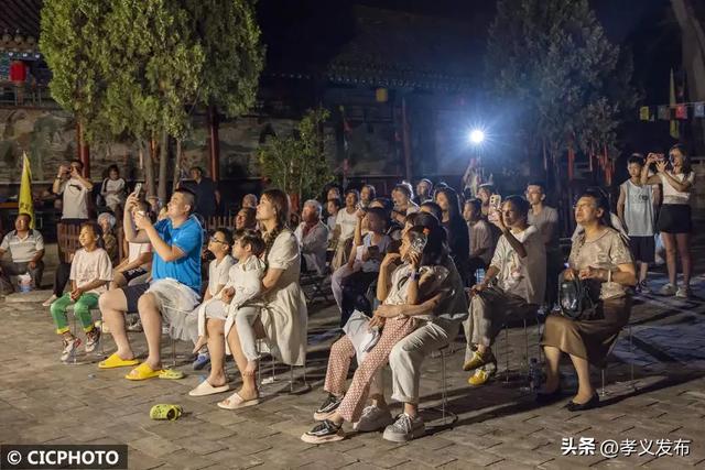 山西孝义：观皮影 享清凉