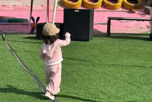 孩子开始变自卑，往往是3个原因	，父母的做法很关键