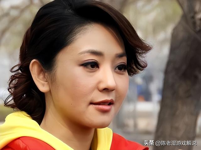 51岁主持人方琼：嫁给电视台领导，21岁儿子不仅长得像她还是学霸