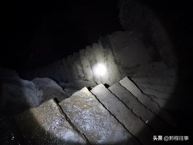 偏远乡野中寻找一个古寺遗址，探险一个深邃溶洞
