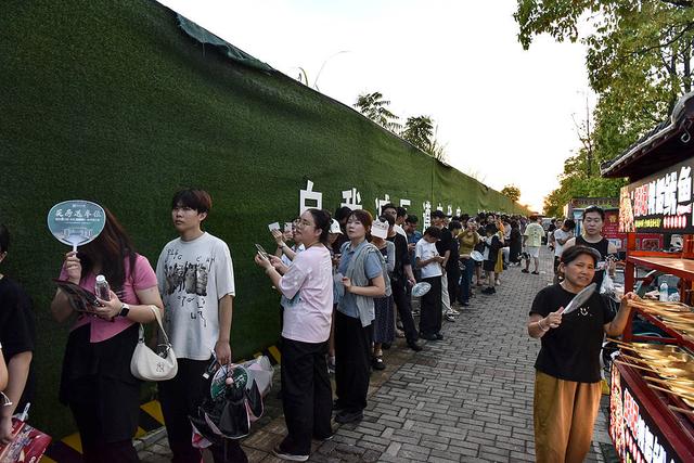 从拉面哥到鸡排哥：素人网红为何总在流量里“窒息”？