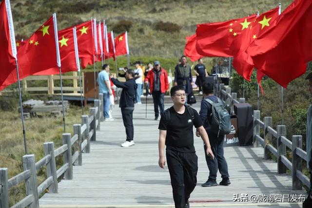 国庆登雷古山：红染群山处 云海伴咖啡