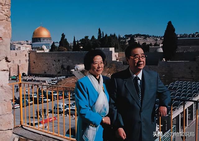 李鹏总理年轻时有多帅？1959年在吉林的留影，他31岁	，英俊潇洒