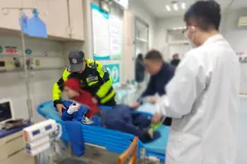 男童手部受伤急需转院治疗，交警紧急开道护送图片