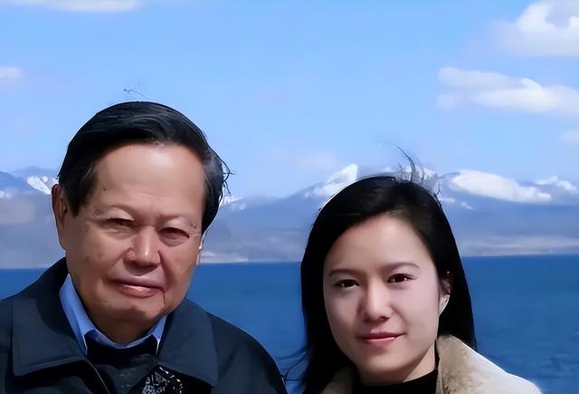 杨振宁去世后，翁帆再发文，49岁无子女的她，早已被安排好了后路